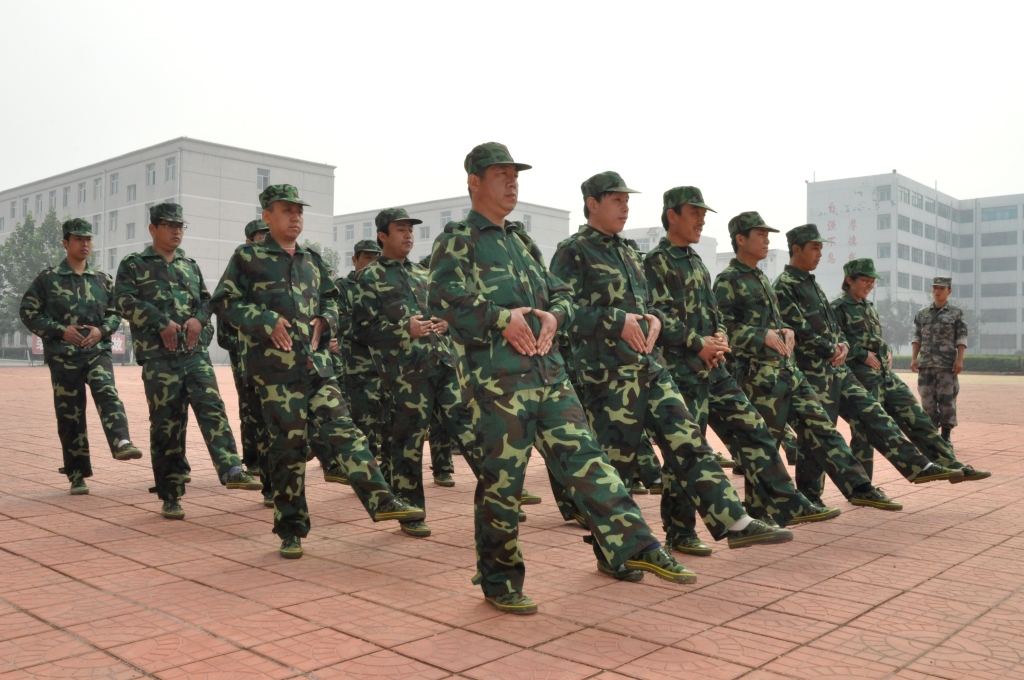 （50）公司组织全体员工开展为期两个月的准军事化训练和拓展训练 