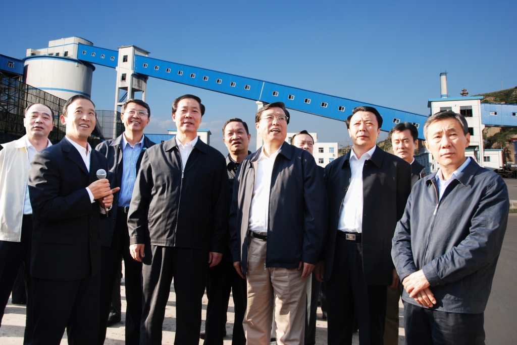 （01）2008年10月1日，中共中央政治局委员、国务院副总理张德江在义棠煤业公司慰问并指导工作。