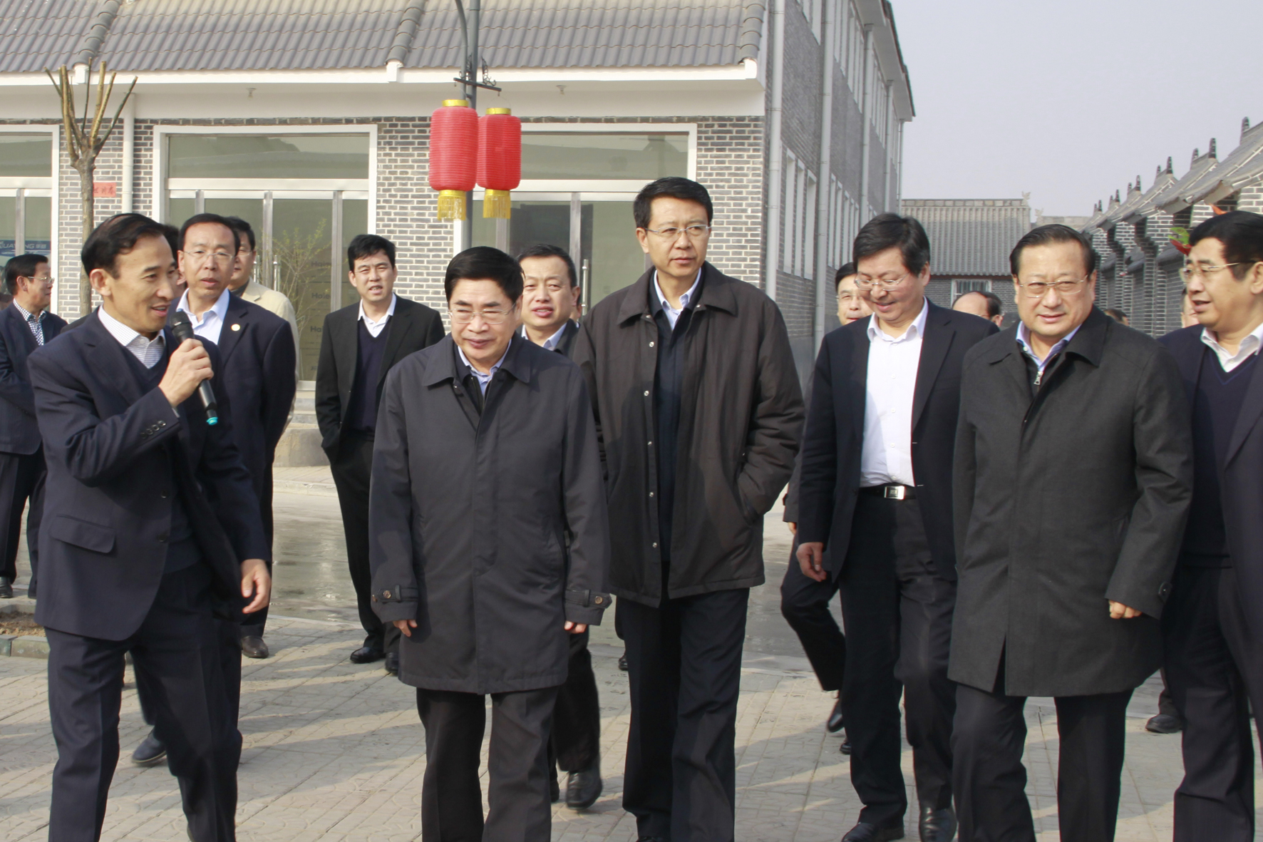 （03）2013年3月28日，山西省省委書記袁純清視察張壁旅游公司。