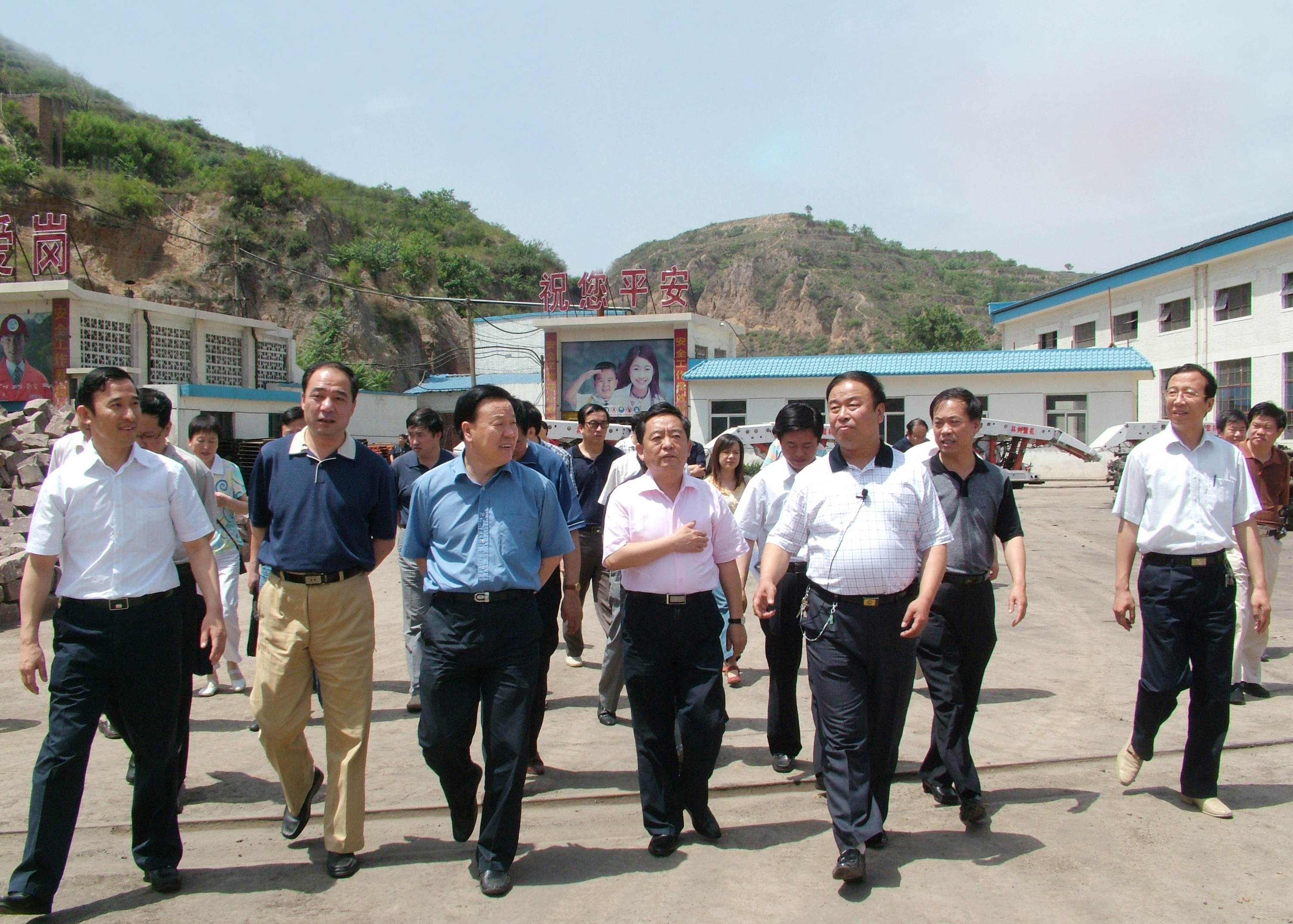 （08）2007年6月1日，山西省煤炭工业局局长王守祯在义棠煤业公司检查指导工作。
