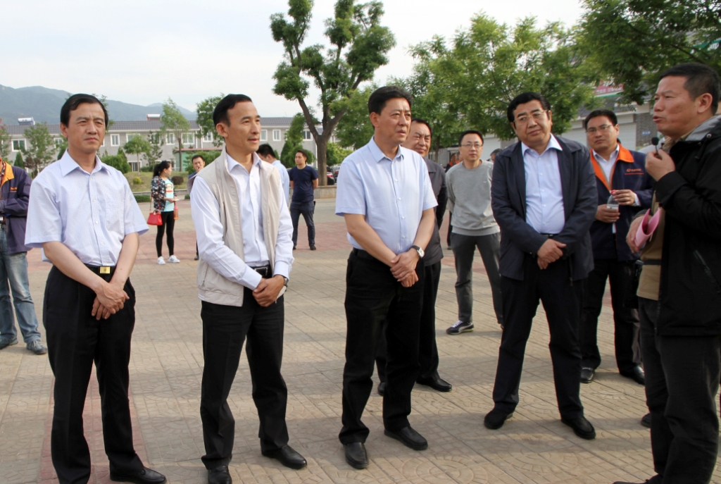 （10）晋中市市长胡玉亭在张壁旅游公司调研