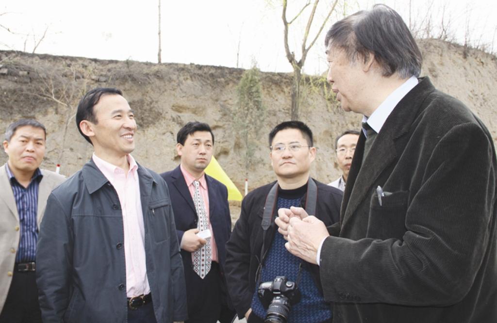 （05）2010年4月5日，國務院參事、中國文聯副主席、中國民協主席馮驥才到張壁古堡考察。