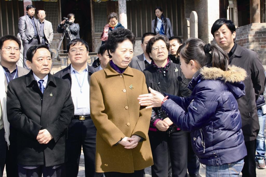 （02）2011年4月3日，全國人大常委會副委員長嚴雋琪在張壁古堡調研。