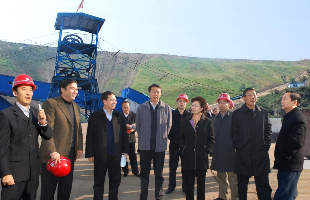 （04）2007年11月18日，青海省省长宋秀岩在义棠煤业公司调研。