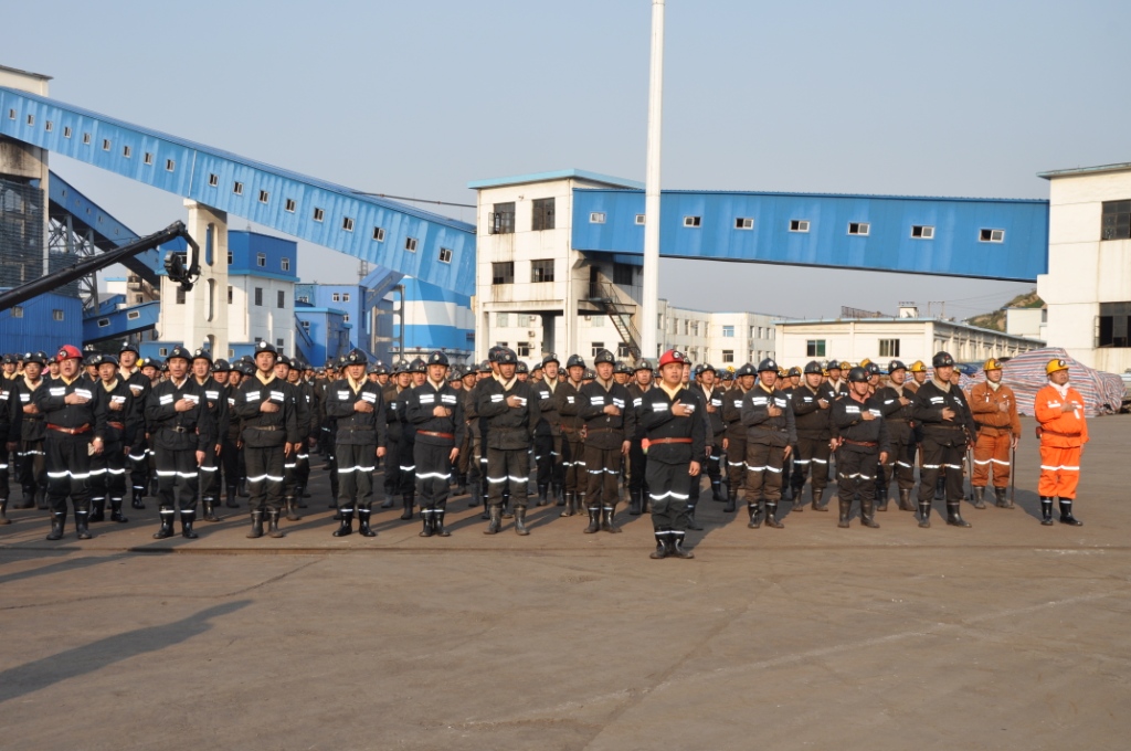 （22）2011年6月，義棠煤業公司在井口舉行集體安全宣誓
