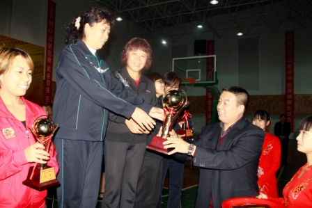 集团公司党委副书记魏锦亮为乒乓球女子双打冠、亚、季军颁奖