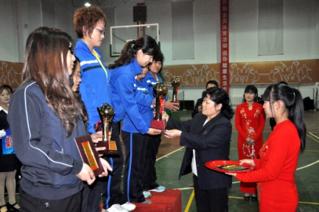 集团公司监事会主席房金风为羽毛球女子双打冠、亚、季军颁奖