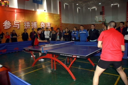 集团机关、地产公司代表队运动员进行乒乓球比赛