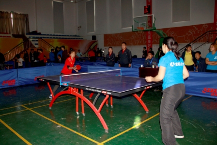 集团机关、金阳公司代表队运动员进行乒乓球比赛