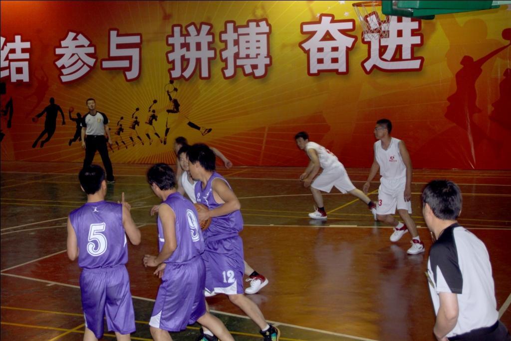 义煤、销售分公司代表队运动员进行篮球比赛