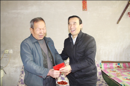 董事长、党委书记、总裁路斗恒给郭家麒老人送上了新春的慰问金