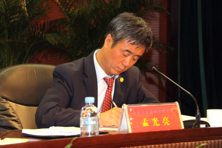 介休义矿投资有限公司执行董事孟光亮在会议决议上签字
