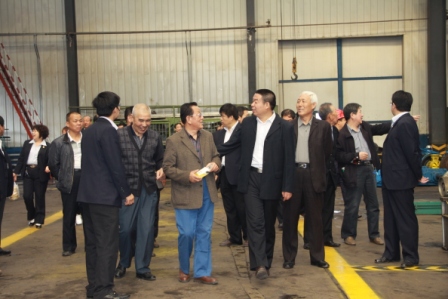 魏锦亮副总裁与劳模代表在倡源公司机修车间参观