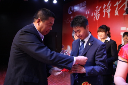 集团公司党委副书记、副总裁魏锦亮为获得一等奖的选手颁奖
