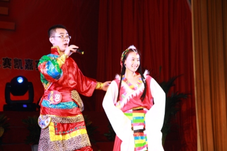 “活力之星”来自张壁古堡的赵峥、梁丹表演《再唱山歌给党听》