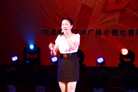 “活力之星”来自张壁古堡的蔡庆玲表演配乐朗诵《军礼》