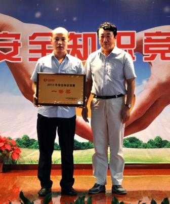 集团公司副总裁杨文生为获得一等奖的安益一队颁奖