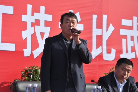 集团公司副总裁、煤矿管理分公司杨文生宣布技术比武正式开始