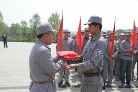 集团公司总裁助理、纪检书记王虎代表训练营接收营旗