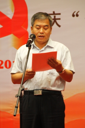 纪检书记、党群文化处处长王虎宣布转正党员、纳新党员名单