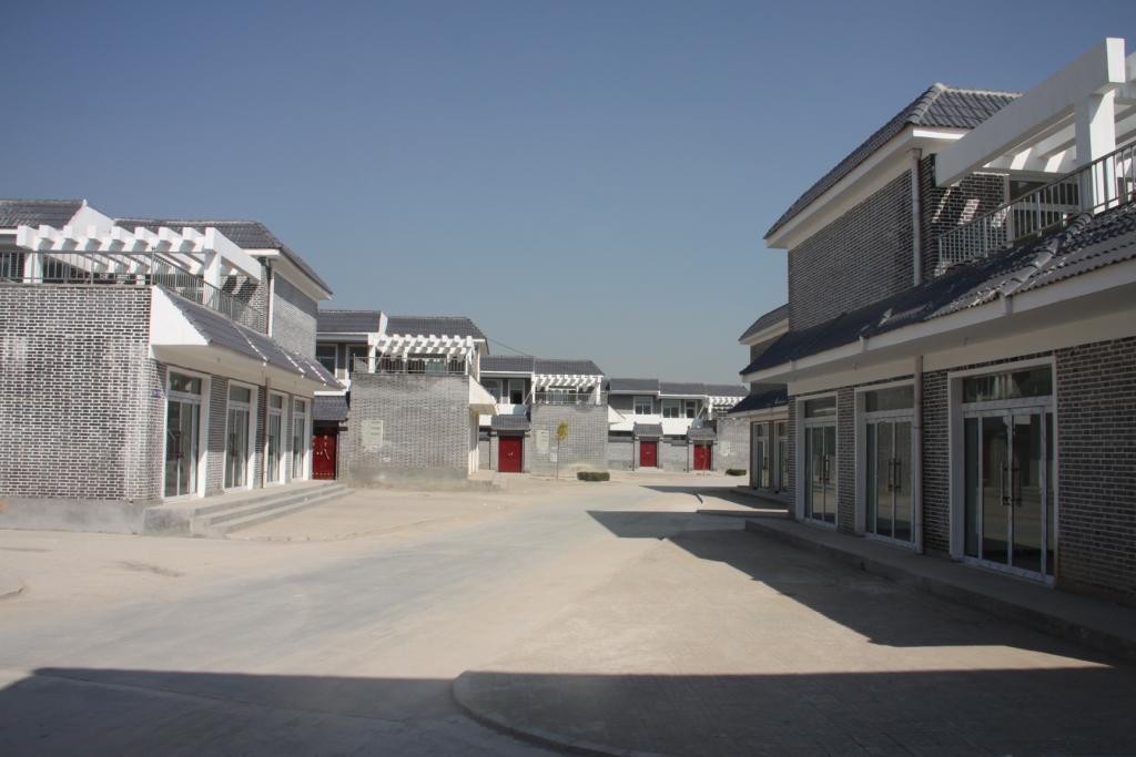 （25）2012年10月，由凯嘉集团投资建设的张壁新村正式落成。