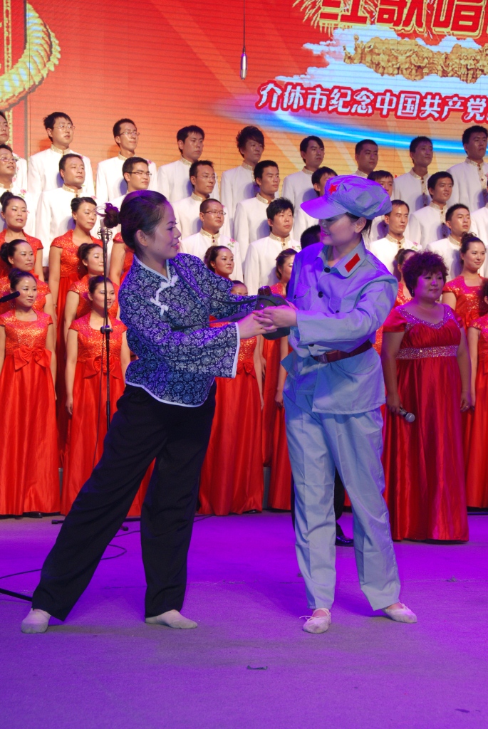 （34）2011年6月30日，公司合唱团代表凯嘉集团公司参加“凯嘉杯‘红歌唱响新介休’暨介休市纪念中国共产党成立90周年歌咏比赛。