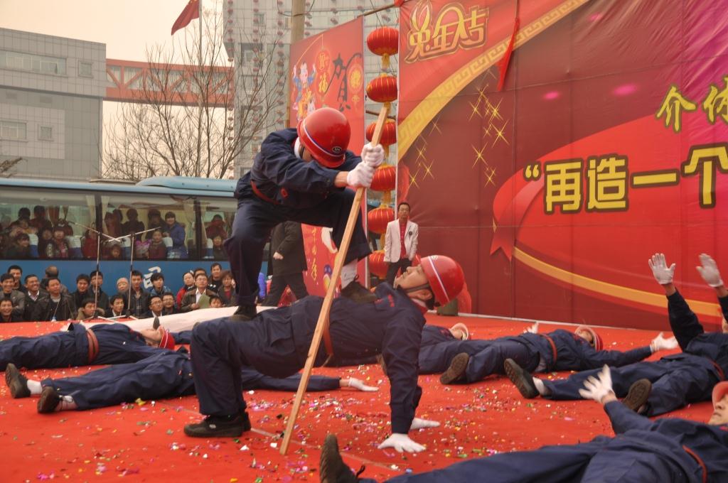 （35）2011年2月18日，公司员工参加介休市元宵节戏曲文化活动。