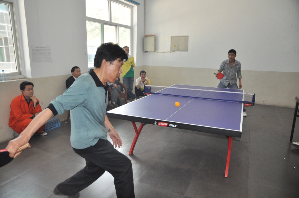 （38）2012年4月25日，在五一国际劳动节举办各类活动，图为员工正在进行乒乓球比赛。