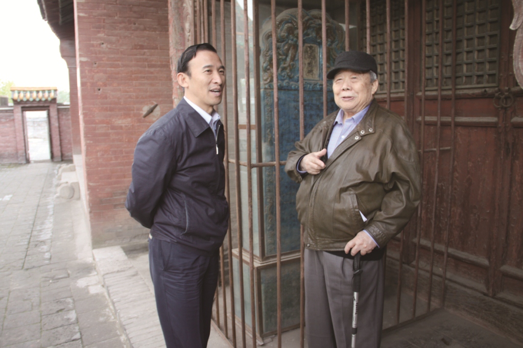 （10）2011年10月11日，著名人类学家、美籍华人乔健博士来古堡考察调研。