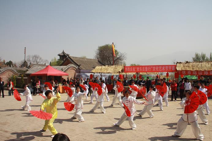 （23）2014年4月5日，张壁古堡“欢乐古堡行”文化艺术节开幕。