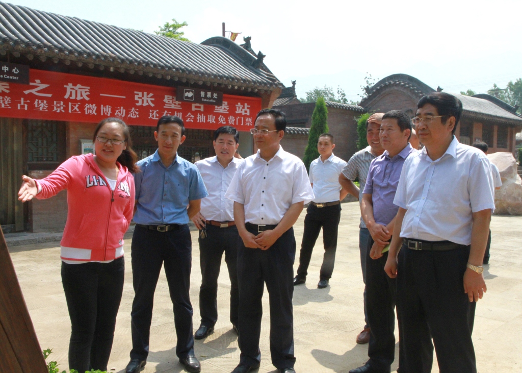 （25）2014年8月13日，山西省政协副主席朱先奇调研张壁古堡。