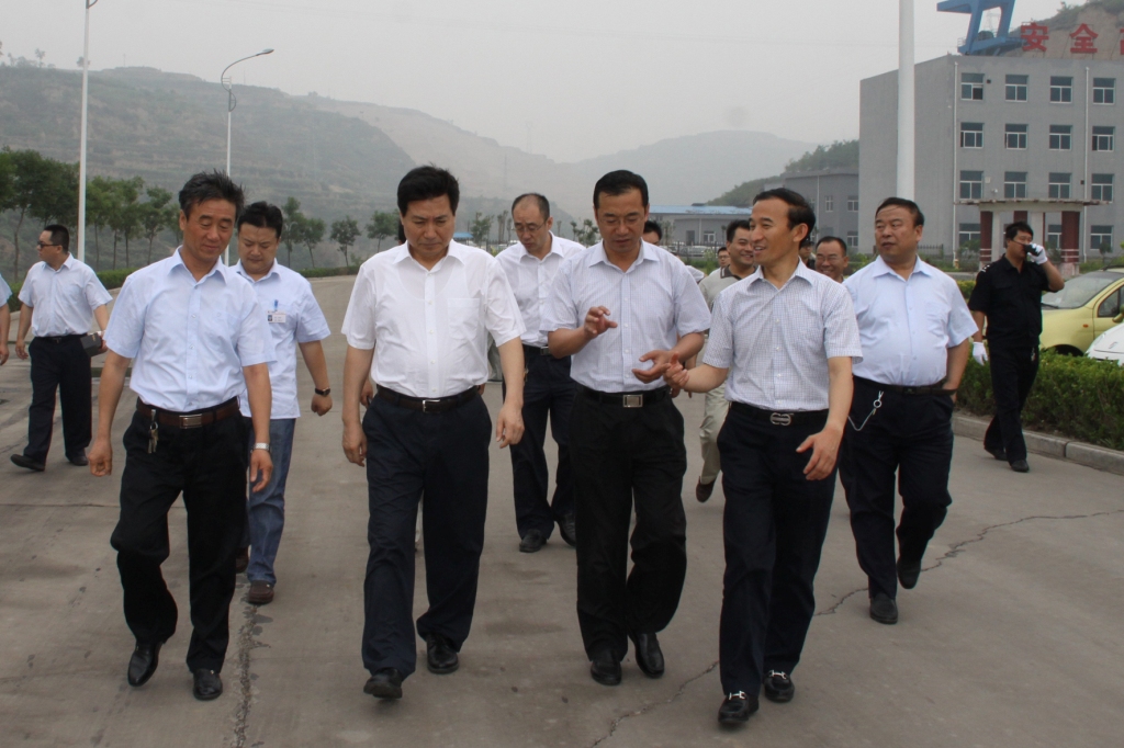（19）2013年6月18日，晋中市副市长畅志仁莅临城峰煤业公司检查。