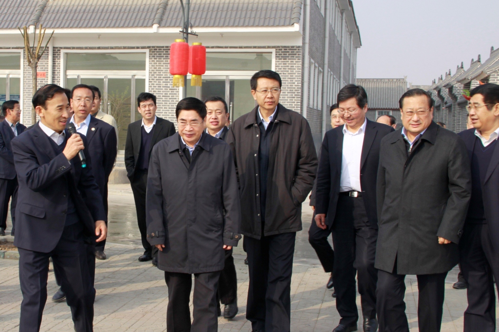 （21）2013年3月28日，山西省委书记袁纯清视察张壁古堡。