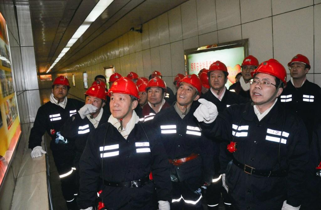 （06）2011年3月14日，山西省省委常委、组织部部长汤涛在义棠煤业公司检查指导工作。